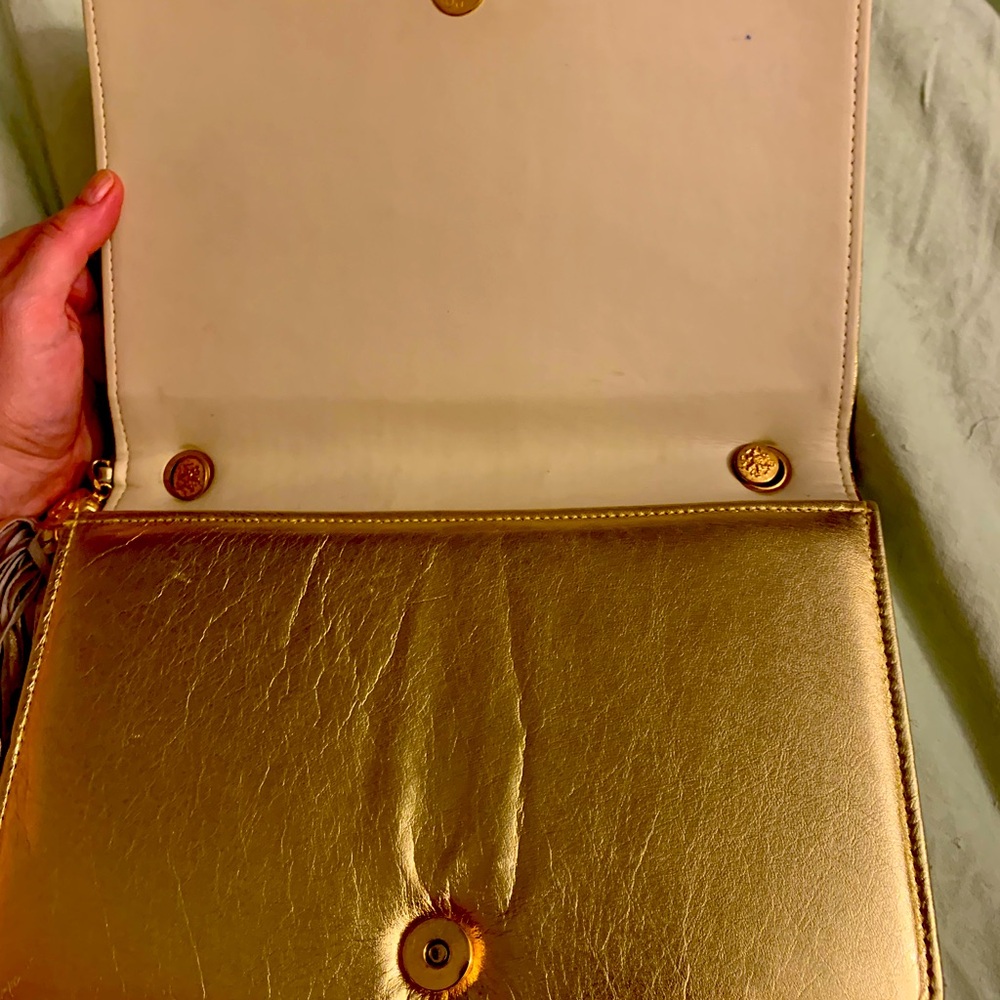 Absolutely stunning gold fashionable purse . Looks like new, vintage ! - Picture 3 of 5
